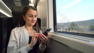 一位年轻女士在火车上使用智能手机。